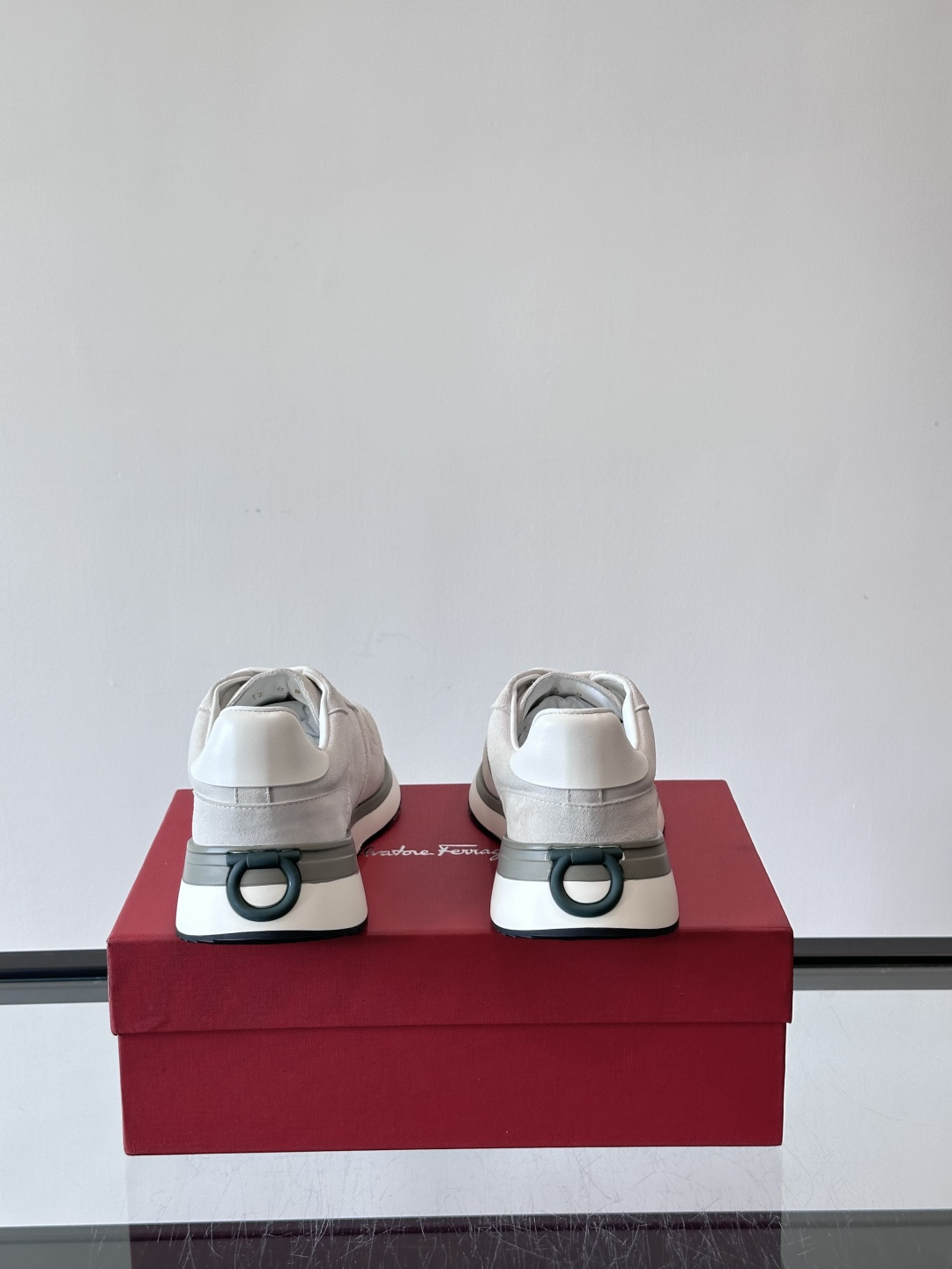 F菲拉格慕男士休闲运动鞋🏋️鞋面选用柔软小牛皮，鞋舌烫金Logo超有辨识度😊。厚底设计，缓震效果好，长时