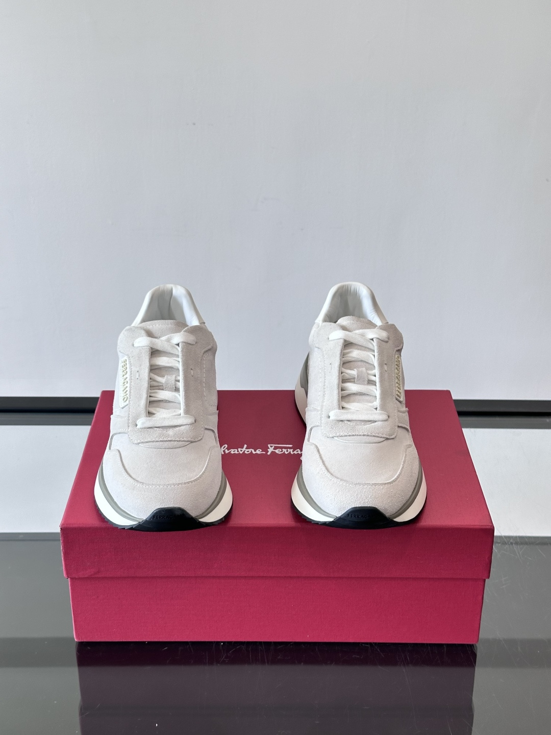 F菲拉格慕男士休闲运动鞋🏋️鞋面选用柔软小牛皮，鞋舌烫金Logo超有辨识度😊。厚底设计，缓震效果好，长时