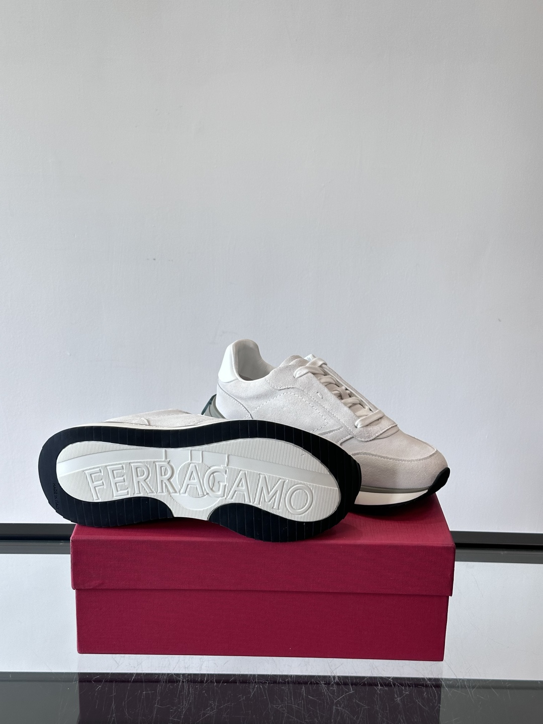 F菲拉格慕男士休闲运动鞋🏋️鞋面选用柔软小牛皮，鞋舌烫金Logo超有辨识度😊。厚底设计，缓震效果好，长时