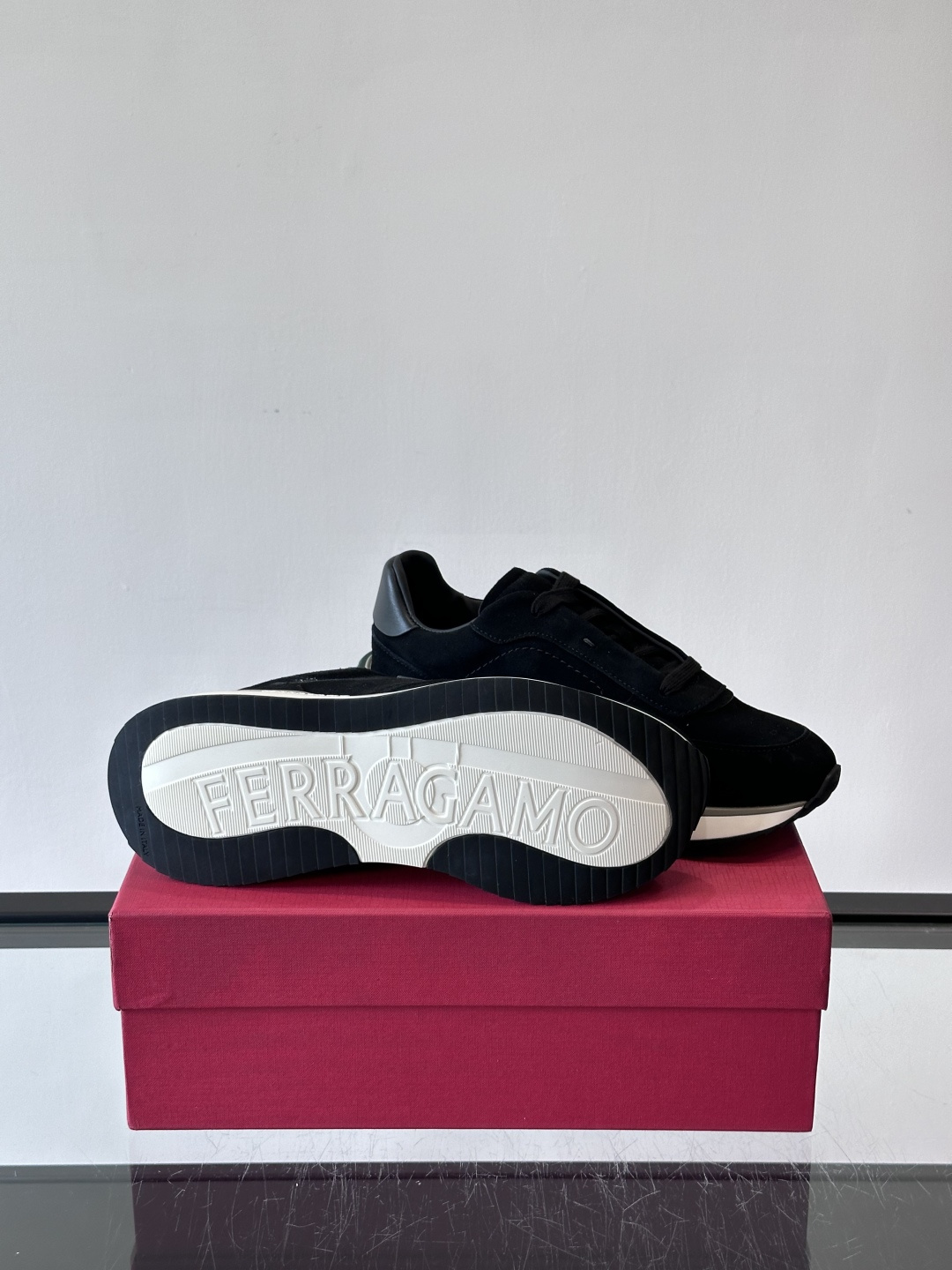 F菲拉格慕男士休闲运动鞋🏋️鞋面选用柔软小牛皮，鞋舌烫金Logo超有辨识度😊。厚底设计，缓震效果好，长时