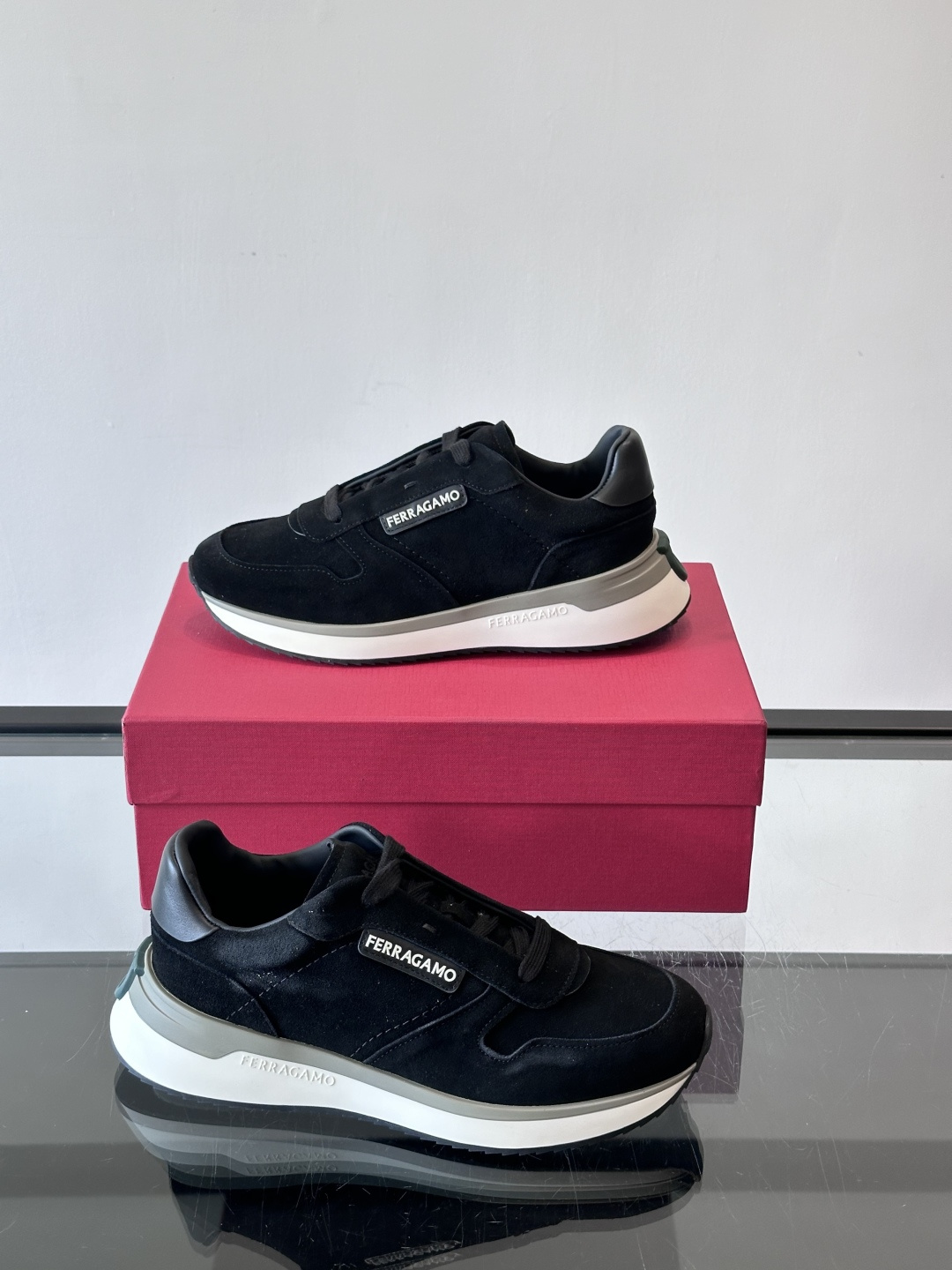 F菲拉格慕男士休闲运动鞋🏋️鞋面选用柔软小牛皮，鞋舌烫金Logo超有辨识度😊。厚底设计，缓震效果好，长时