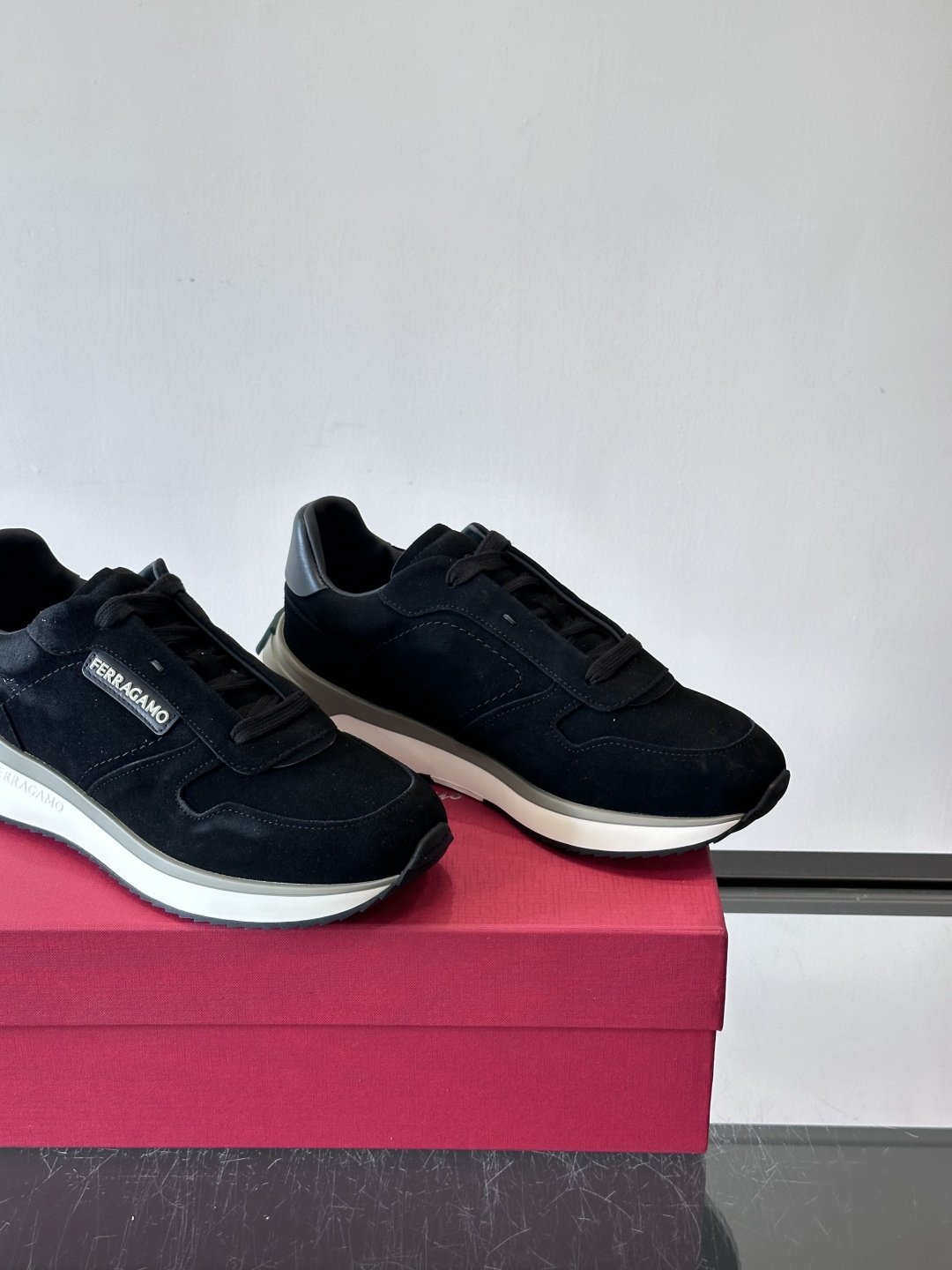 F菲拉格慕男士休闲运动鞋🏋️鞋面选用柔软小牛皮，鞋舌烫金Logo超有辨识度😊。厚底设计，缓震效果好，长时