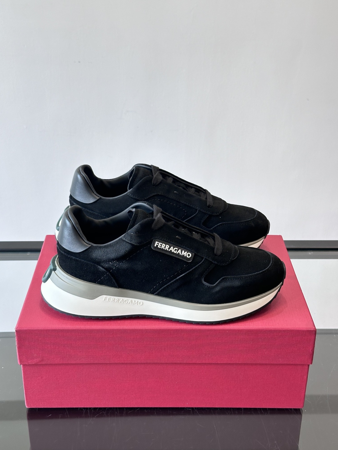 F菲拉格慕男士休闲运动鞋🏋️鞋面选用柔软小牛皮，鞋舌烫金Logo超有辨识度😊。厚底设计，缓震效果好，长时