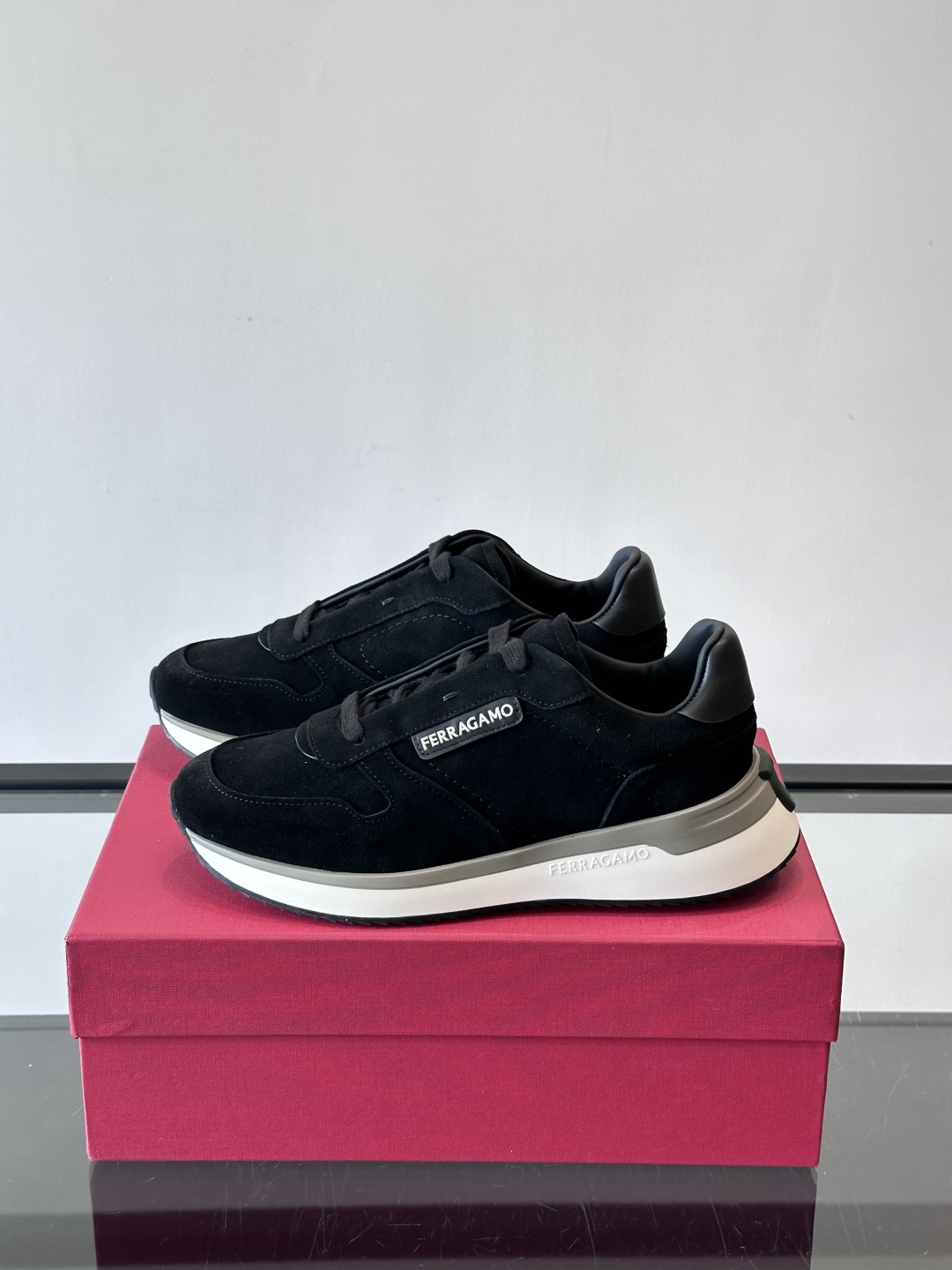 F菲拉格慕男士休闲运动鞋🏋️鞋面选用柔软小牛皮，鞋舌烫金Logo超有辨识度😊。厚底设计，缓震效果好，长时