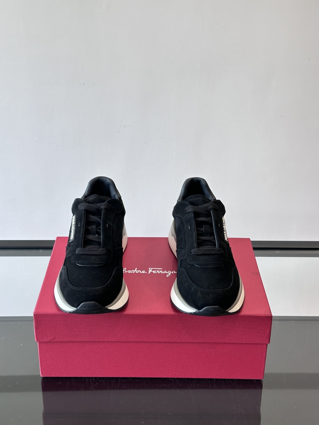 F菲拉格慕男士休闲运动鞋🏋️鞋面选用柔软小牛皮，鞋舌烫金Logo超有辨识度😊。厚底设计，缓震效果好，长时