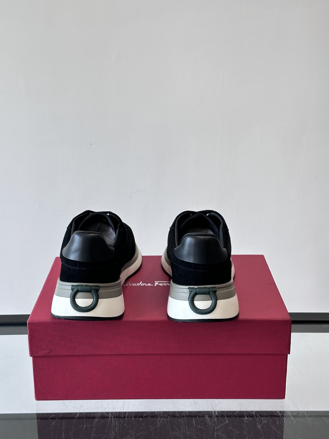 F菲拉格慕男士休闲运动鞋🏋️鞋面选用柔软小牛皮，鞋舌烫金Logo超有辨识度😊。厚底设计，缓震效果好，长时