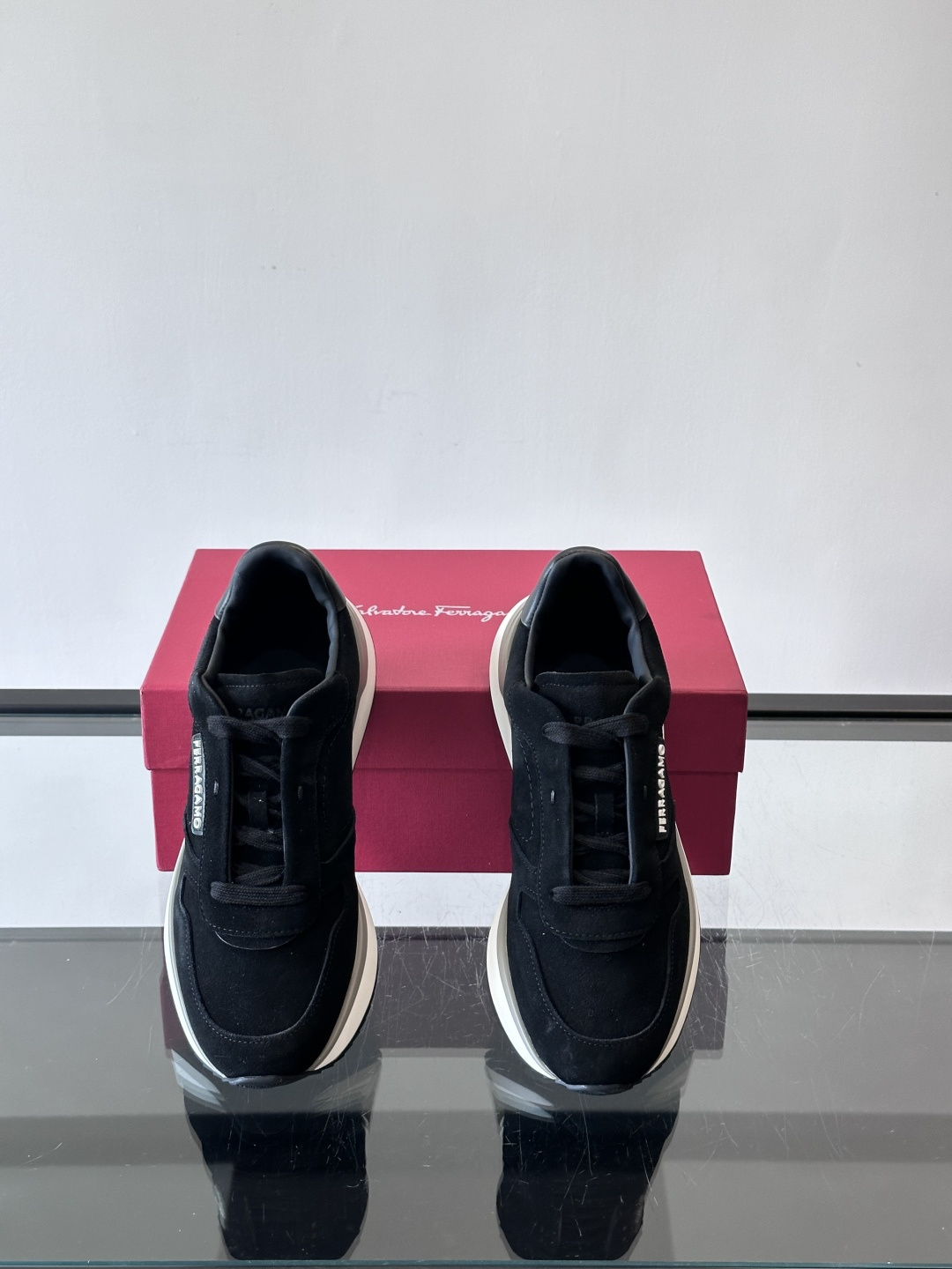 F菲拉格慕男士休闲运动鞋🏋️鞋面选用柔软小牛皮，鞋舌烫金Logo超有辨识度😊。厚底设计，缓震效果好，长时