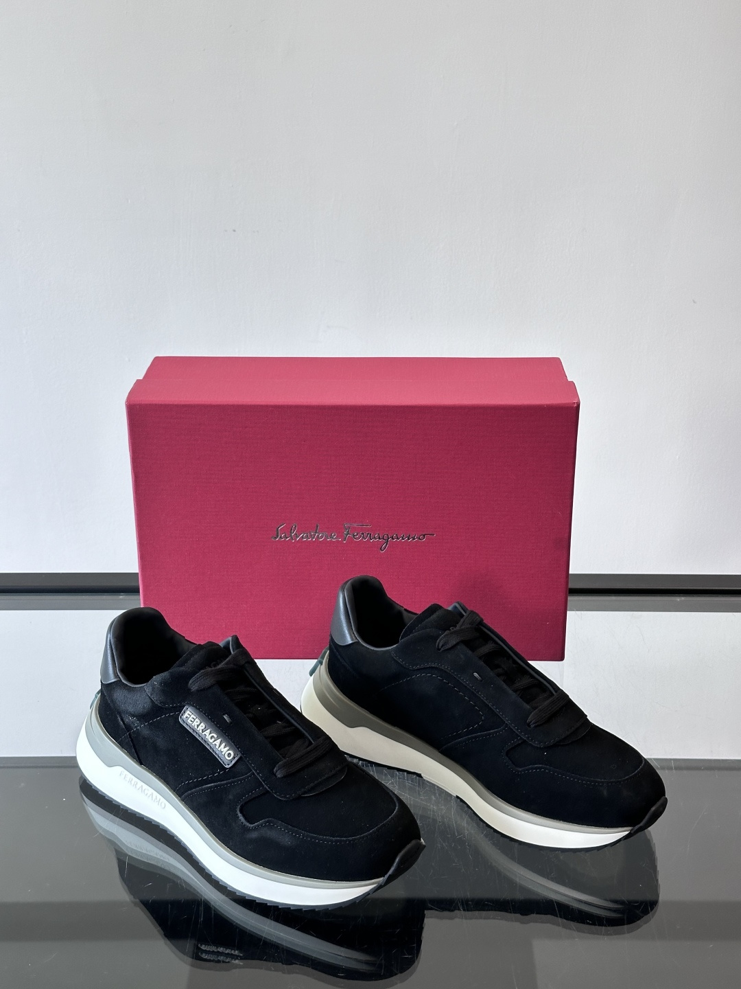 F菲拉格慕男士休闲运动鞋🏋️鞋面选用柔软小牛皮，鞋舌烫金Logo超有辨识度😊。厚底设计，缓震效果好，长时