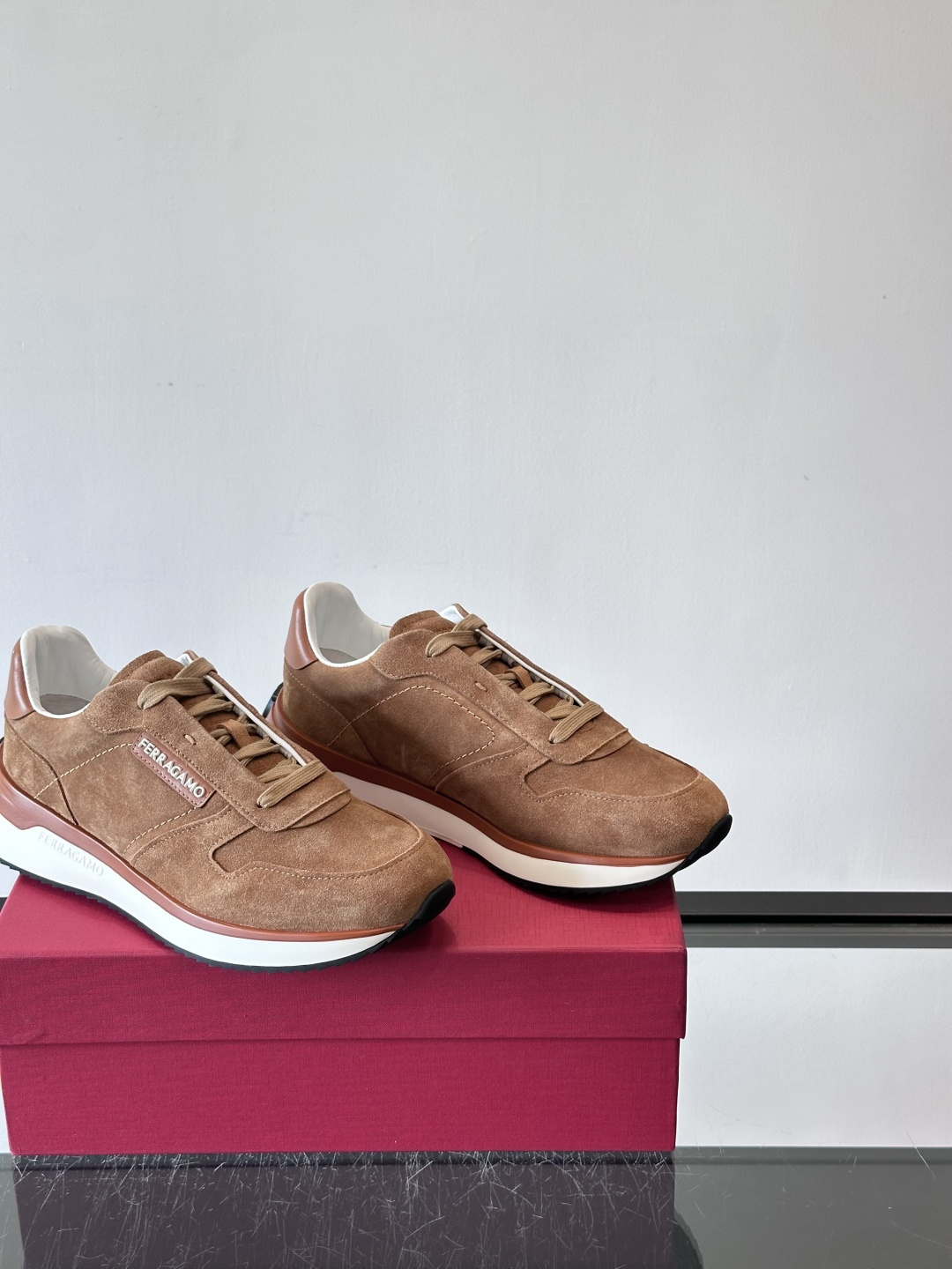 F菲拉格慕男士休闲运动鞋🏋️鞋面选用柔软小牛皮，鞋舌烫金Logo超有辨识度😊。厚底设计，缓震效果好，长时