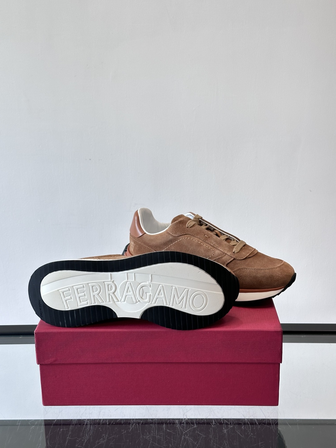 F菲拉格慕男士休闲运动鞋🏋️鞋面选用柔软小牛皮，鞋舌烫金Logo超有辨识度😊。厚底设计，缓震效果好，长时