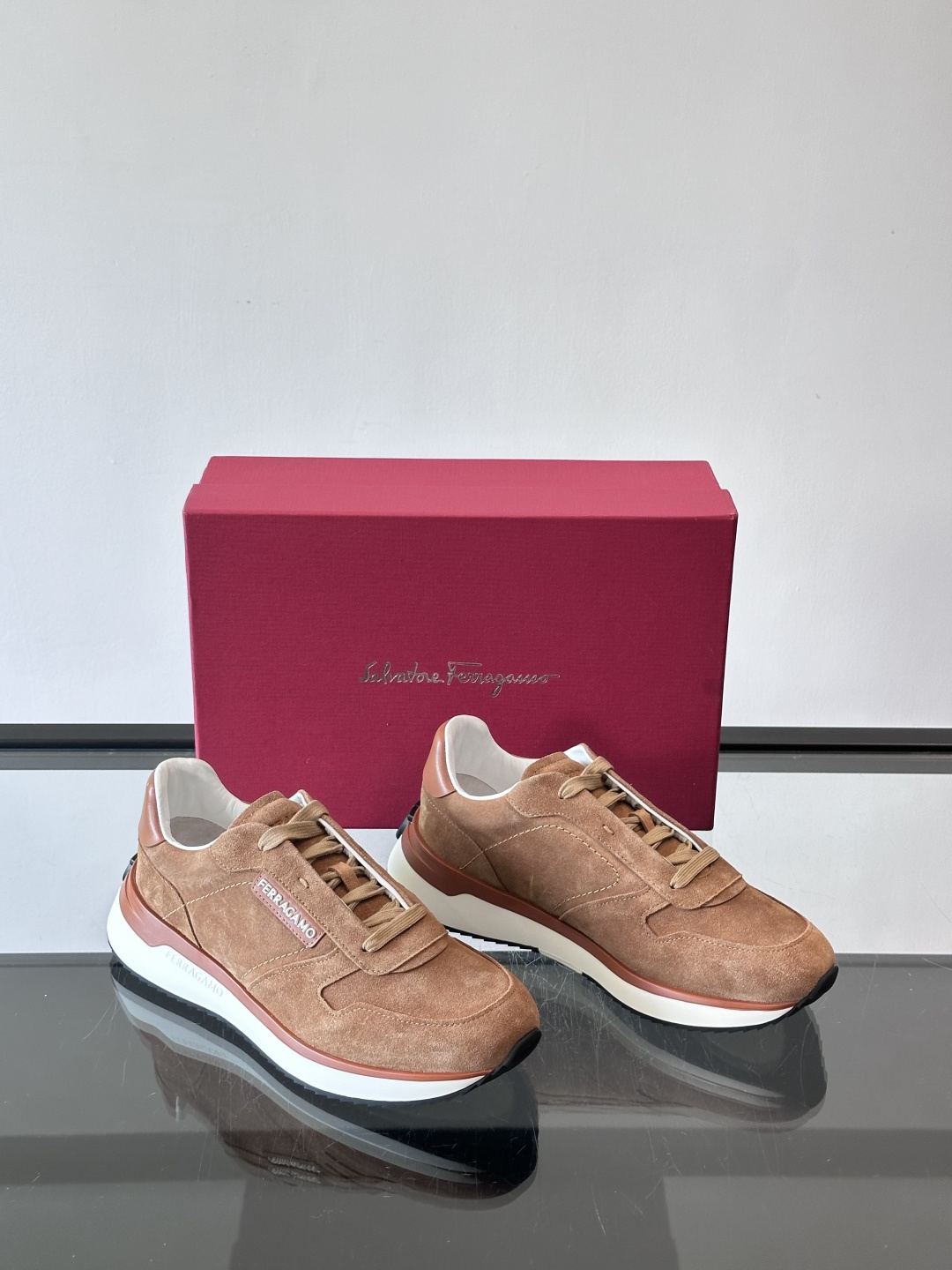 F菲拉格慕男士休闲运动鞋🏋️鞋面选用柔软小牛皮，鞋舌烫金Logo超有辨识度😊。厚底设计，缓震效果好，长时