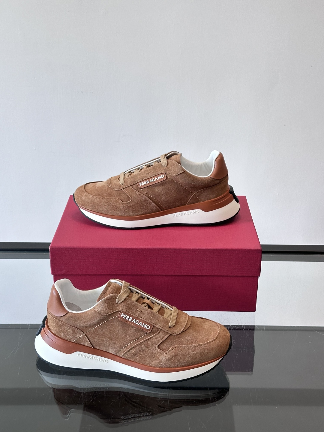 F菲拉格慕男士休闲运动鞋🏋️鞋面选用柔软小牛皮，鞋舌烫金Logo超有辨识度😊。厚底设计，缓震效果好，长时