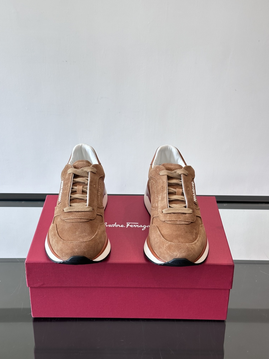 F菲拉格慕男士休闲运动鞋🏋️鞋面选用柔软小牛皮，鞋舌烫金Logo超有辨识度😊。厚底设计，缓震效果好，长时