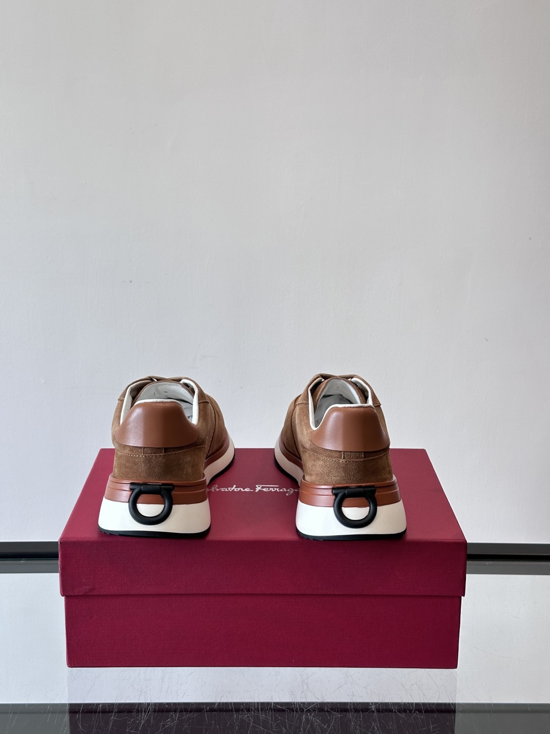 F菲拉格慕男士休闲运动鞋🏋️鞋面选用柔软小牛皮，鞋舌烫金Logo超有辨识度😊。厚底设计，缓震效果好，长时