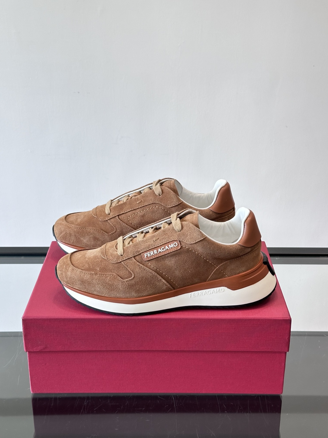 F菲拉格慕男士休闲运动鞋🏋️鞋面选用柔软小牛皮，鞋舌烫金Logo超有辨识度😊。厚底设计，缓震效果好，长时