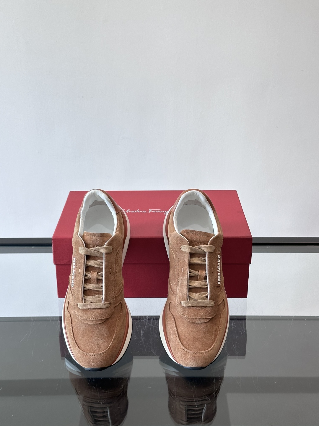 F菲拉格慕男士休闲运动鞋🏋️鞋面选用柔软小牛皮，鞋舌烫金Logo超有辨识度😊。厚底设计，缓震效果好，长时