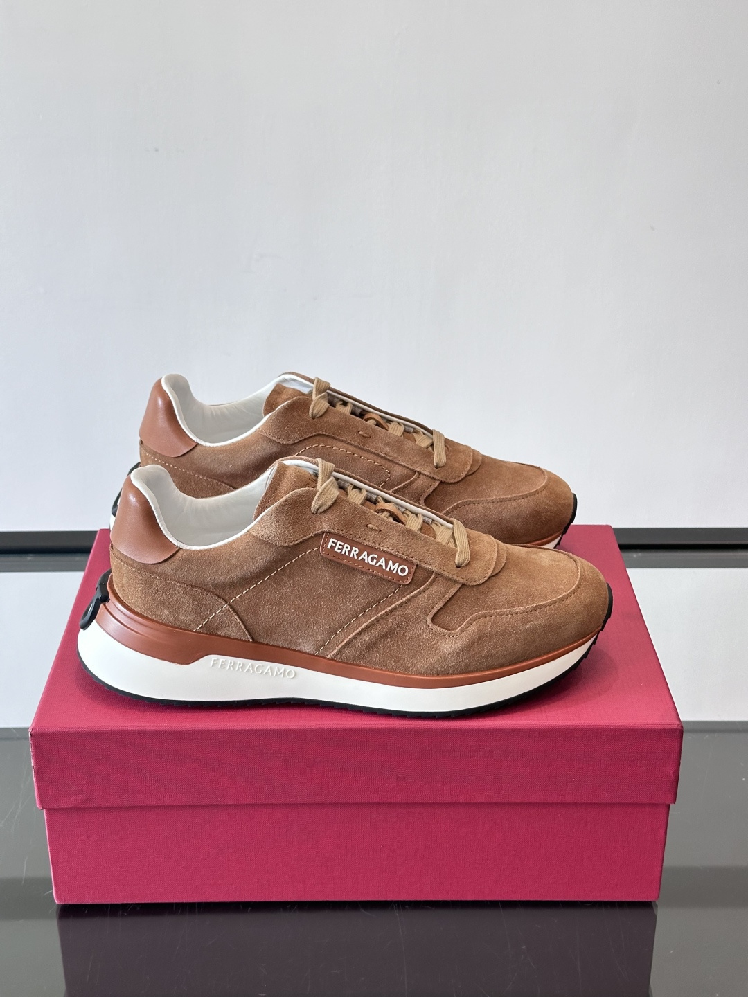 F菲拉格慕男士休闲运动鞋🏋️鞋面选用柔软小牛皮，鞋舌烫金Logo超有辨识度😊。厚底设计，缓震效果好，长时