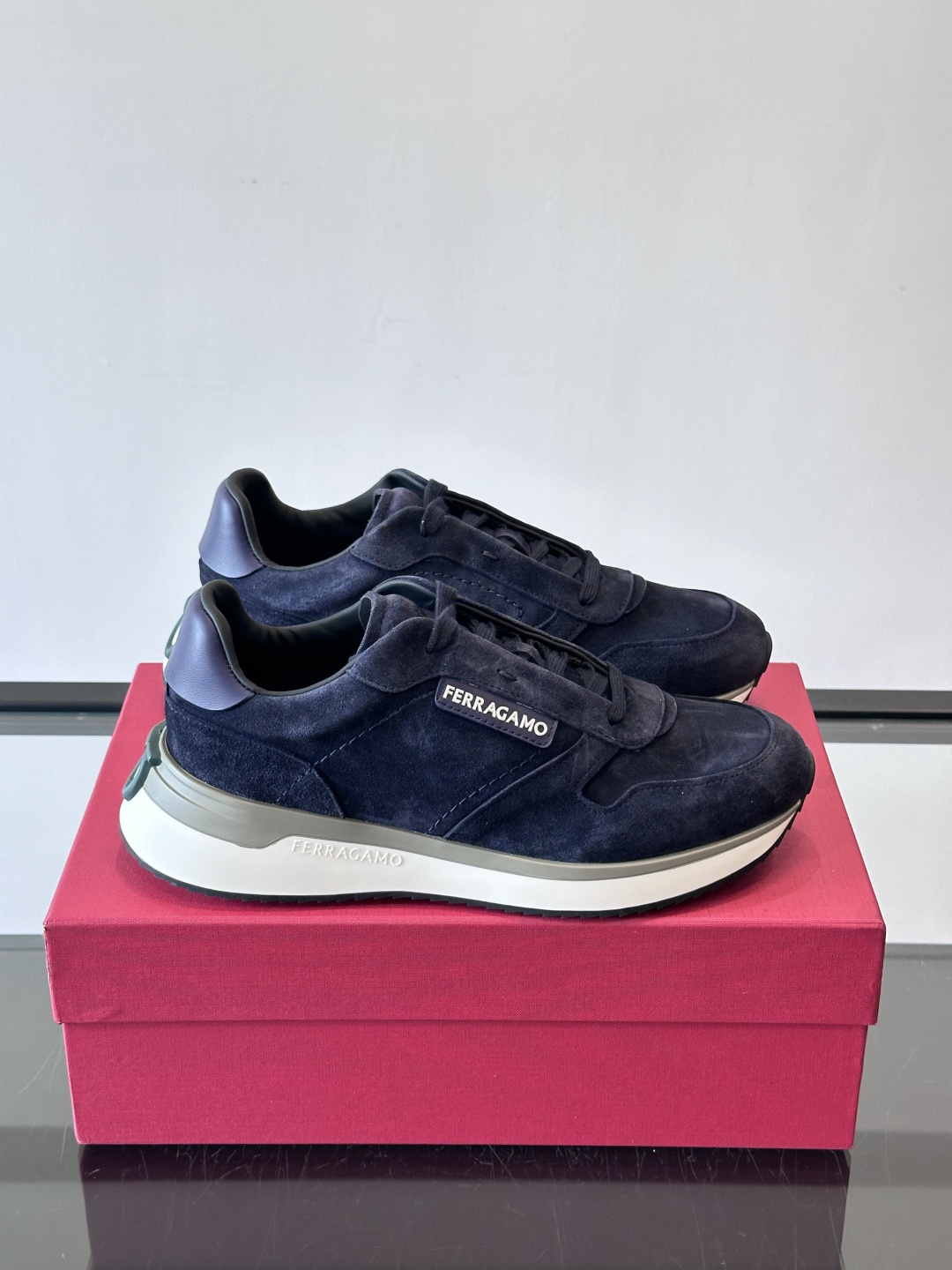 F菲拉格慕男士休闲运动鞋🏋️鞋面选用柔软小牛皮，鞋舌烫金Logo超有辨识度😊。厚底设计，缓震效果好，长时