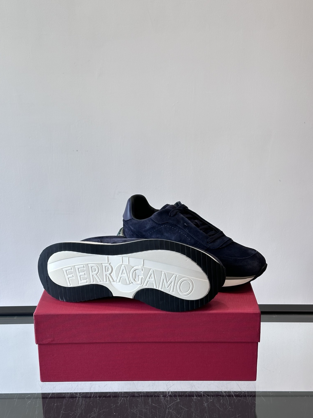 F菲拉格慕男士休闲运动鞋🏋️鞋面选用柔软小牛皮，鞋舌烫金Logo超有辨识度😊。厚底设计，缓震效果好，长时