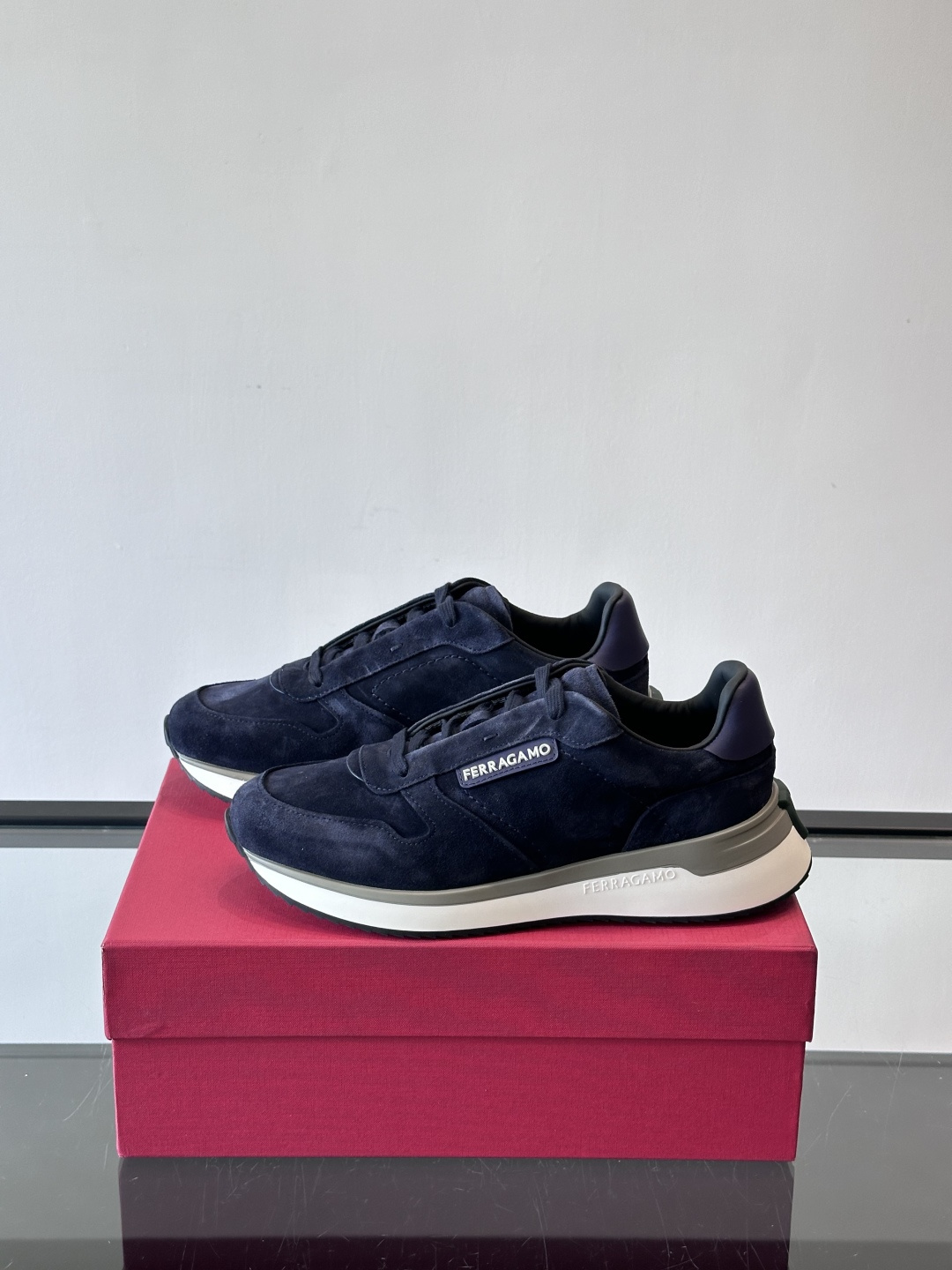 F菲拉格慕男士休闲运动鞋🏋️鞋面选用柔软小牛皮，鞋舌烫金Logo超有辨识度😊。厚底设计，缓震效果好，长时