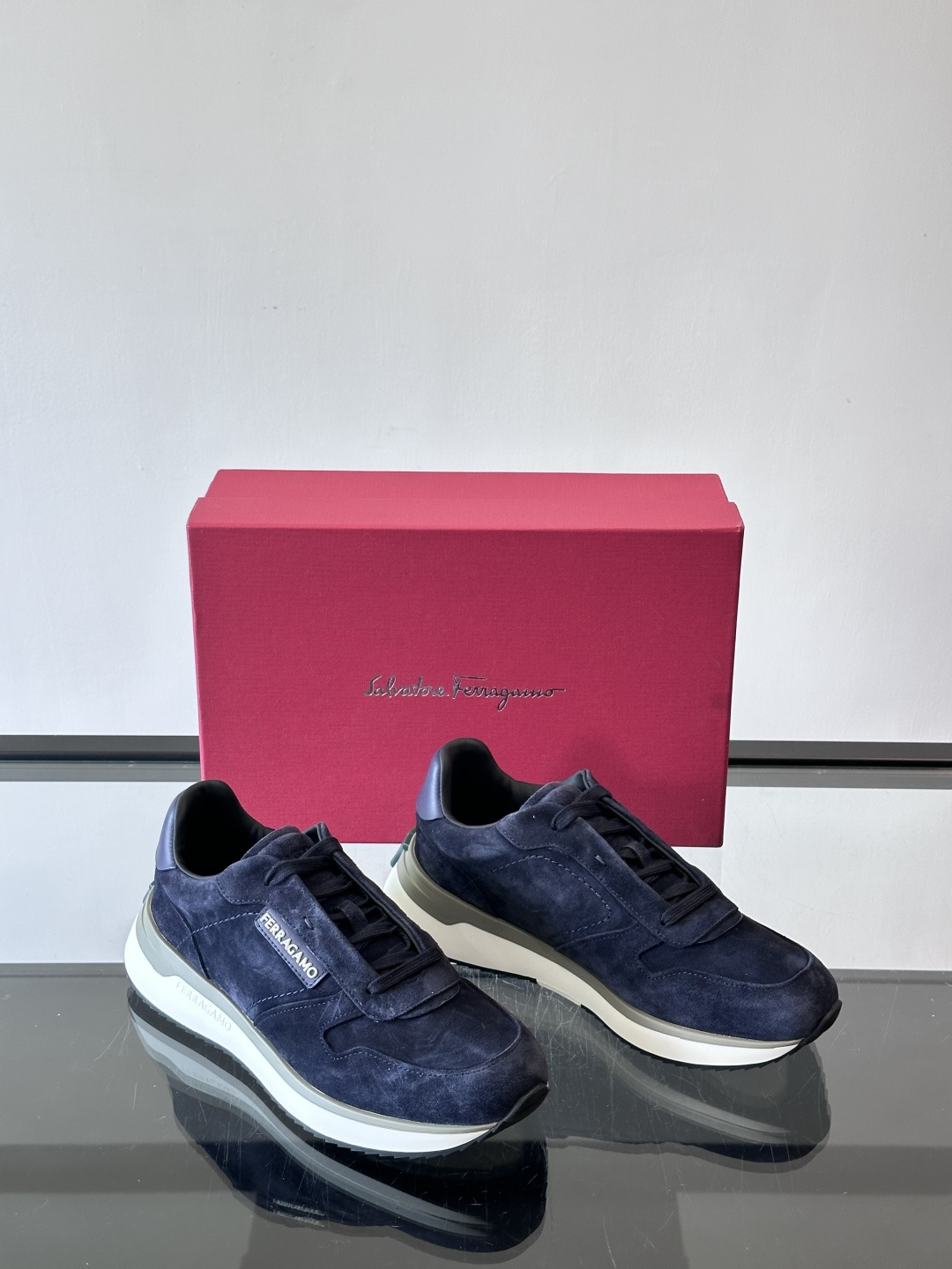 F菲拉格慕男士休闲运动鞋🏋️鞋面选用柔软小牛皮，鞋舌烫金Logo超有辨识度😊。厚底设计，缓震效果好，长时