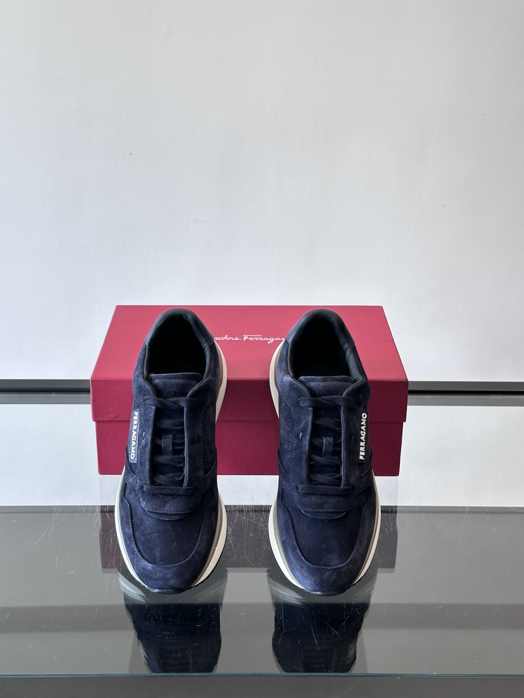 F菲拉格慕男士休闲运动鞋🏋️鞋面选用柔软小牛皮，鞋舌烫金Logo超有辨识度😊。厚底设计，缓震效果好，长时