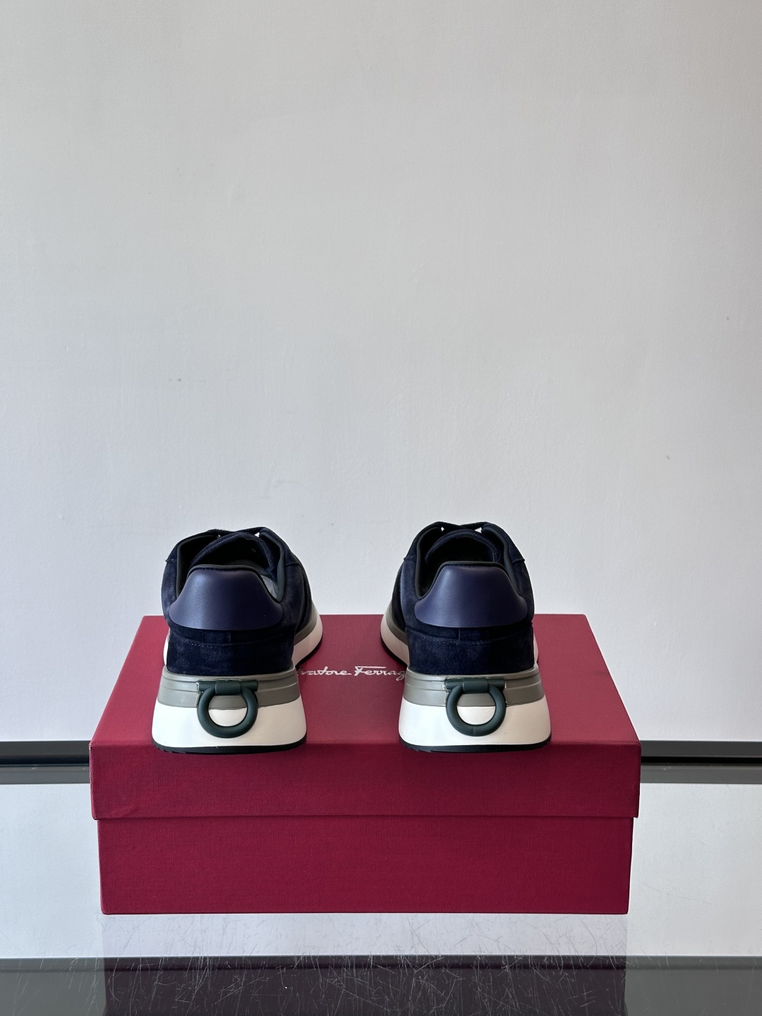 F菲拉格慕男士休闲运动鞋🏋️鞋面选用柔软小牛皮，鞋舌烫金Logo超有辨识度😊。厚底设计，缓震效果好，长时