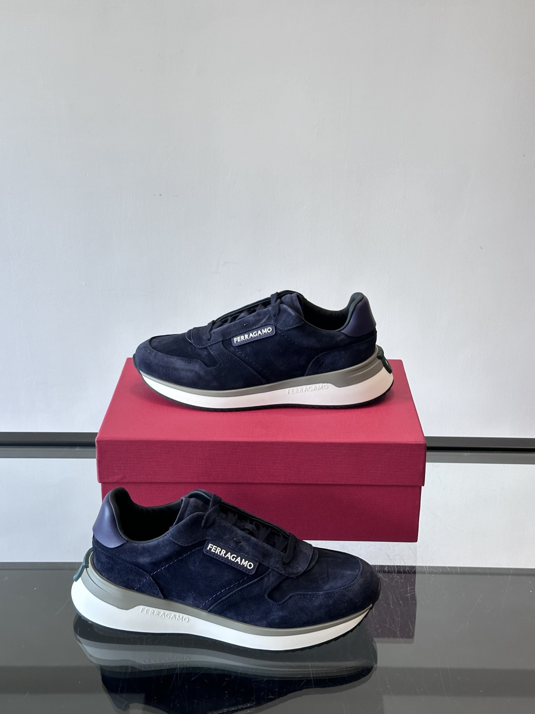 F菲拉格慕男士休闲运动鞋🏋️鞋面选用柔软小牛皮，鞋舌烫金Logo超有辨识度😊。厚底设计，缓震效果好，长时