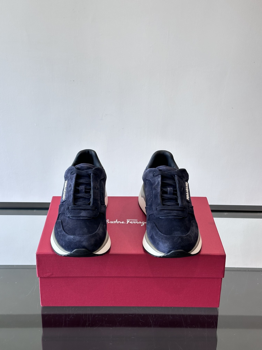 F菲拉格慕男士休闲运动鞋🏋️鞋面选用柔软小牛皮，鞋舌烫金Logo超有辨识度😊。厚底设计，缓震效果好，长时