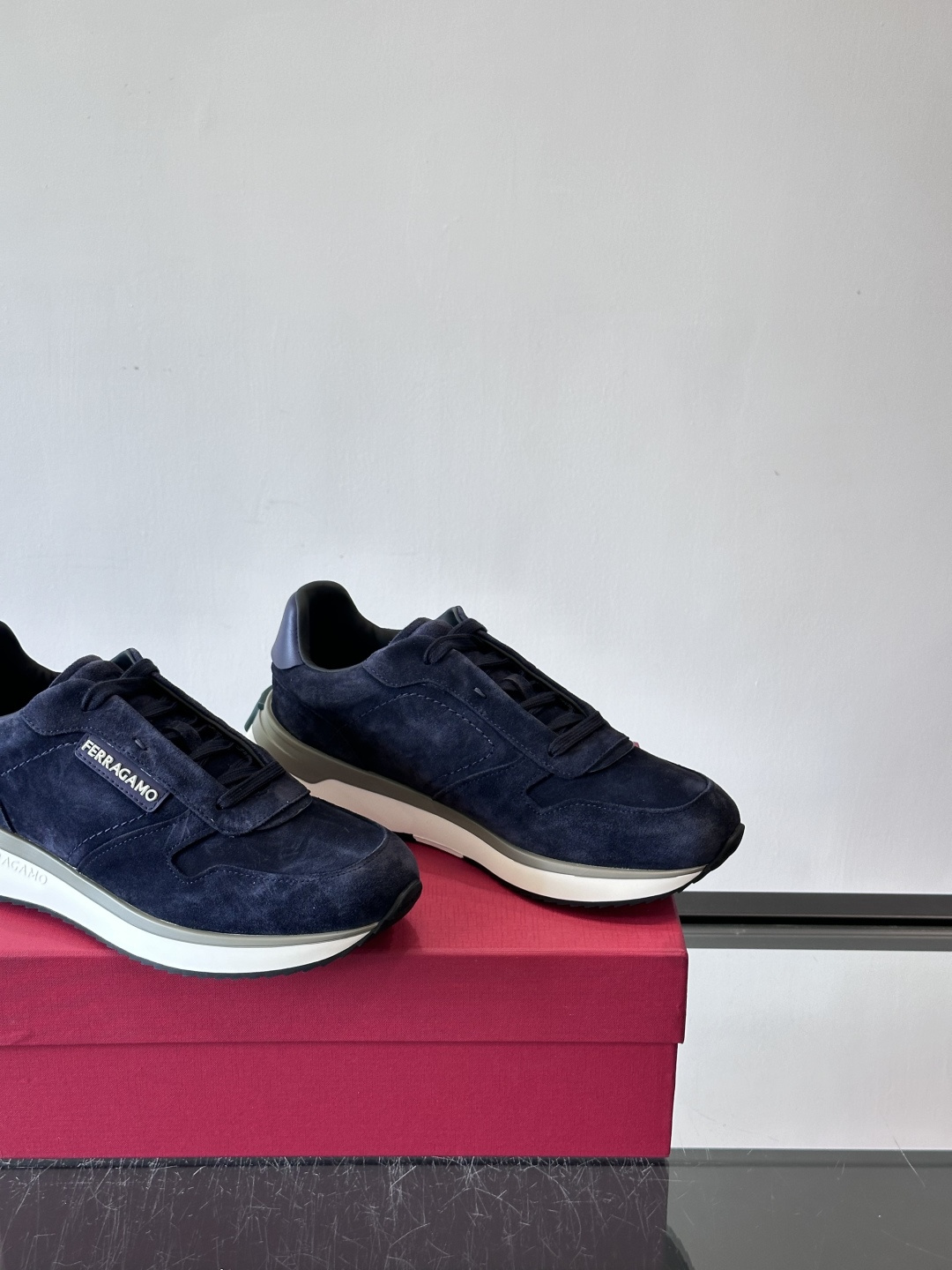 F菲拉格慕男士休闲运动鞋🏋️鞋面选用柔软小牛皮，鞋舌烫金Logo超有辨识度😊。厚底设计，缓震效果好，长时