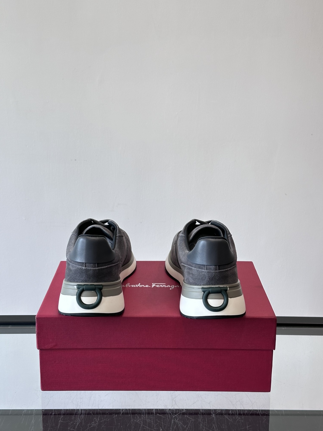 F菲拉格慕男士休闲运动鞋🏋️鞋面选用柔软小牛皮，鞋舌烫金Logo超有辨识度😊。厚底设计，缓震效果好，长时