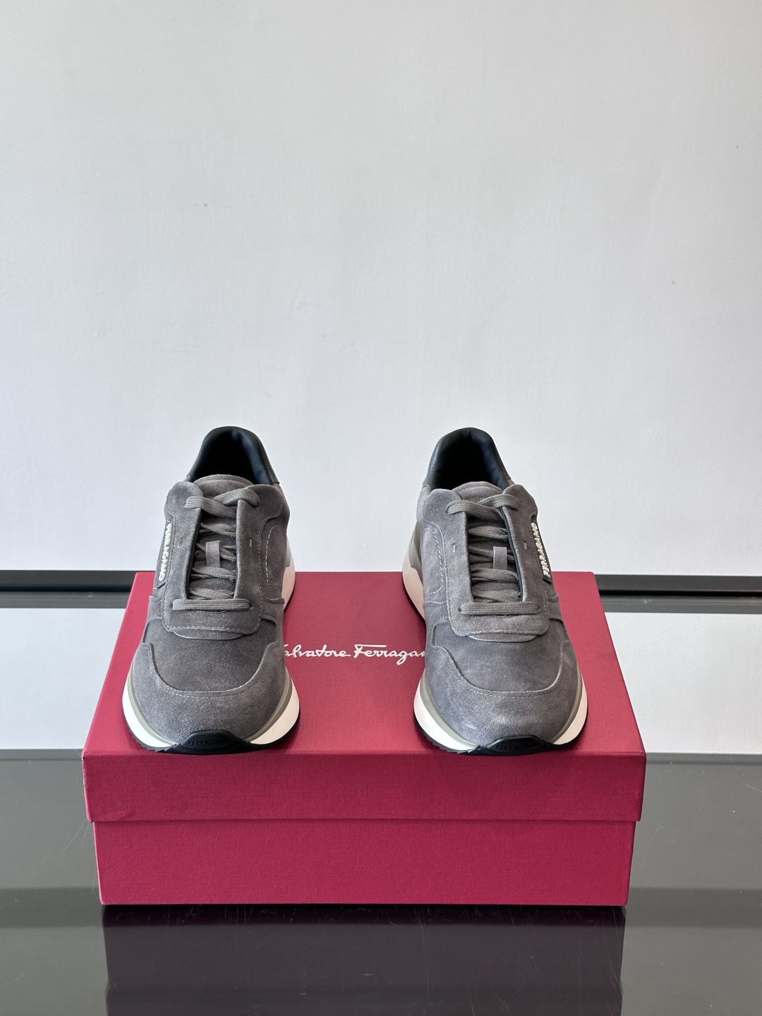 F菲拉格慕男士休闲运动鞋🏋️鞋面选用柔软小牛皮，鞋舌烫金Logo超有辨识度😊。厚底设计，缓震效果好，长时