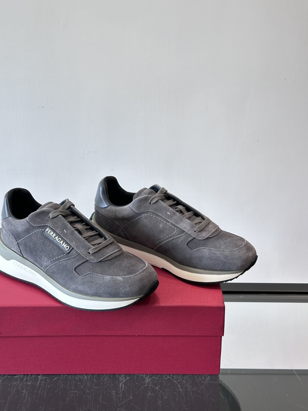 F菲拉格慕男士休闲运动鞋🏋️鞋面选用柔软小牛皮，鞋舌烫金Logo超有辨识度😊。厚底设计，缓震效果好，长时