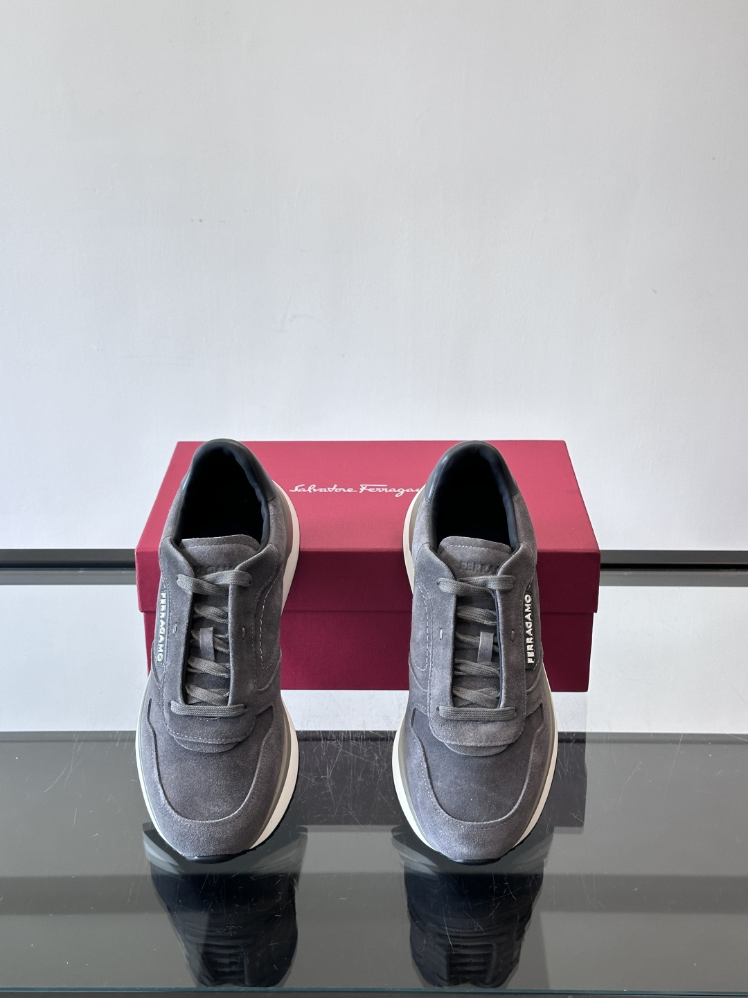 F菲拉格慕男士休闲运动鞋🏋️鞋面选用柔软小牛皮，鞋舌烫金Logo超有辨识度😊。厚底设计，缓震效果好，长时