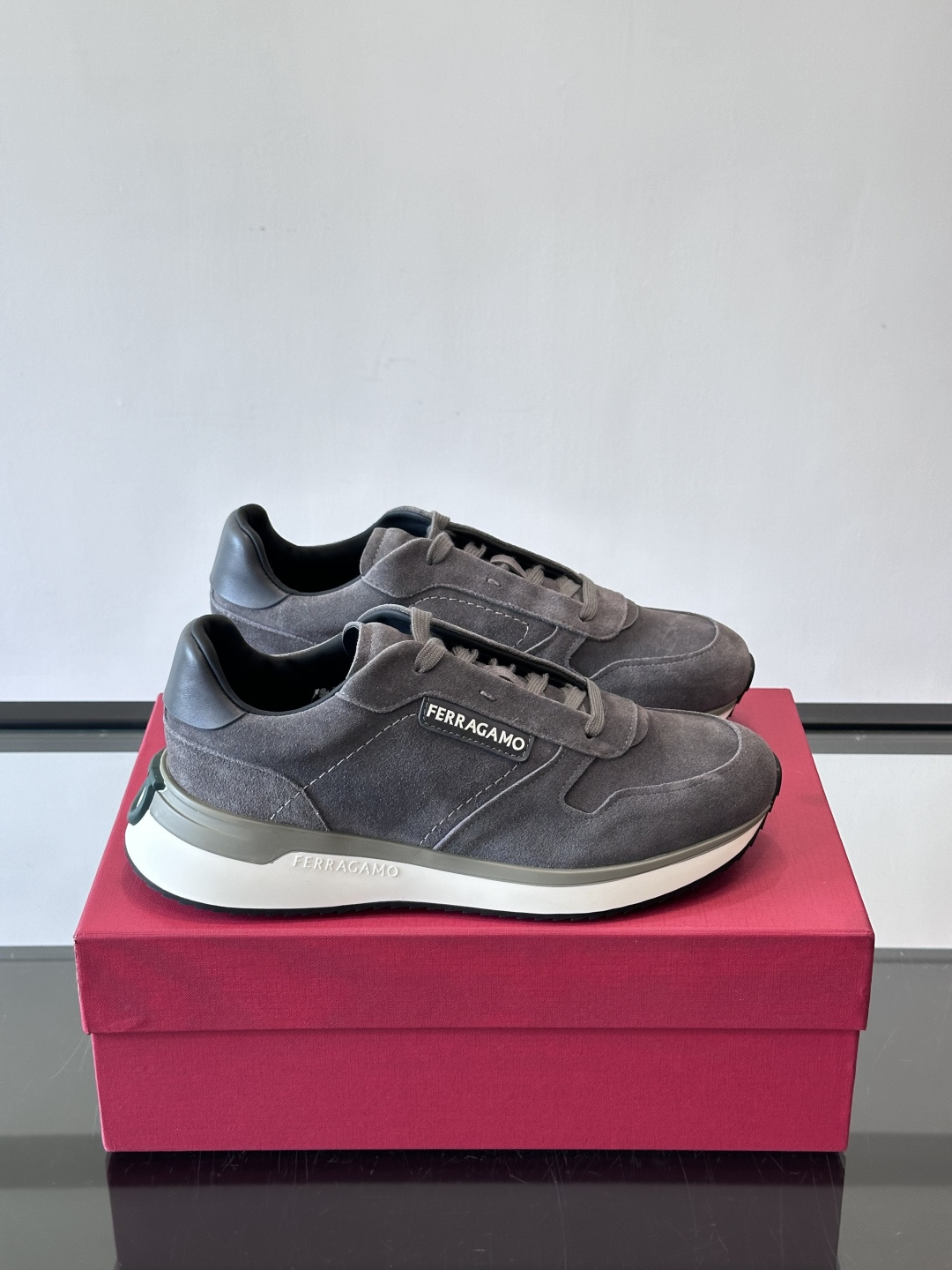 F菲拉格慕男士休闲运动鞋🏋️鞋面选用柔软小牛皮，鞋舌烫金Logo超有辨识度😊。厚底设计，缓震效果好，长时