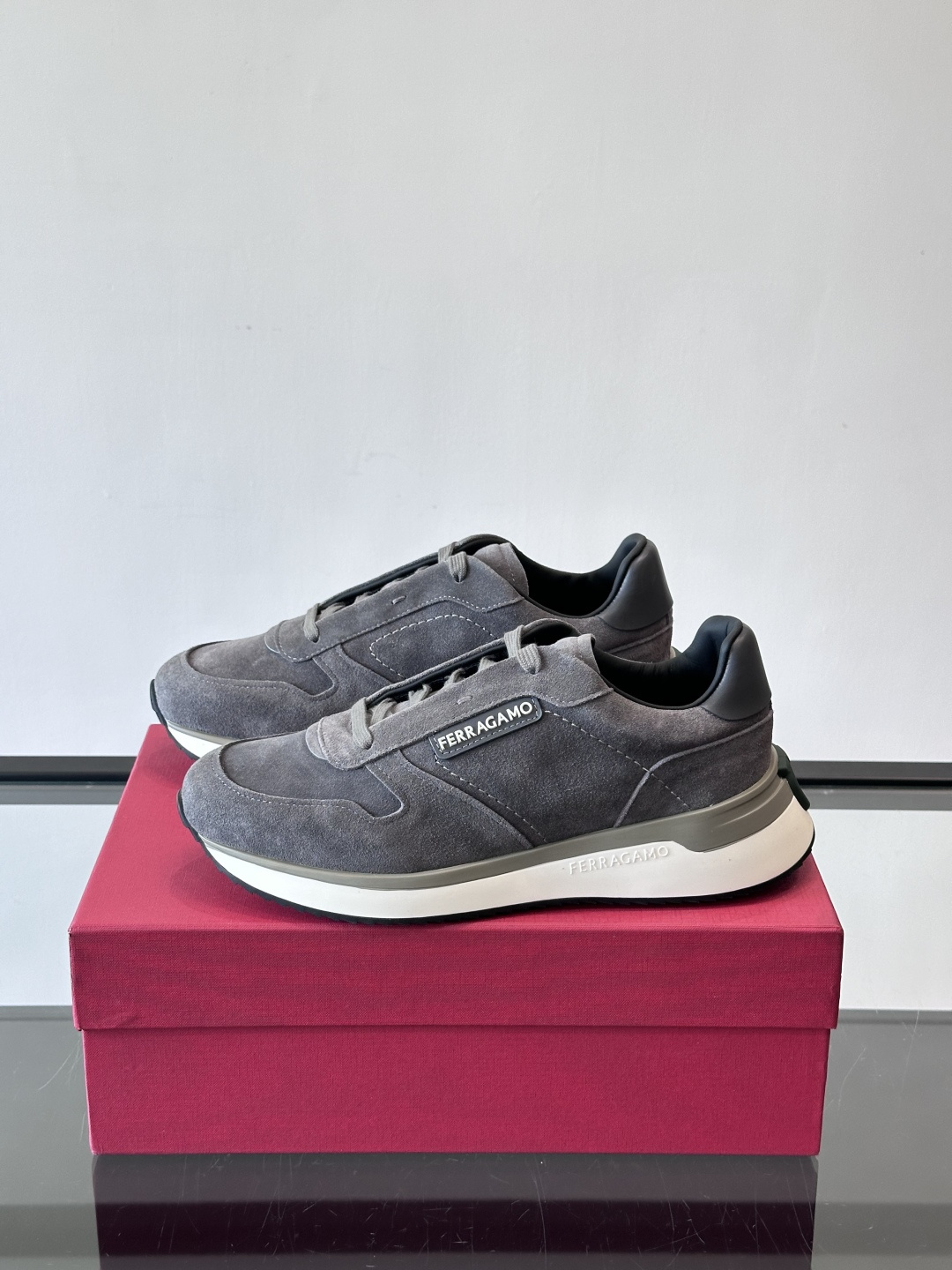 F菲拉格慕男士休闲运动鞋🏋️鞋面选用柔软小牛皮，鞋舌烫金Logo超有辨识度😊。厚底设计，缓震效果好，长时