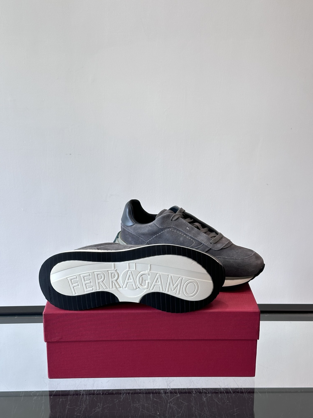 F菲拉格慕男士休闲运动鞋🏋️鞋面选用柔软小牛皮，鞋舌烫金Logo超有辨识度😊。厚底设计，缓震效果好，长时