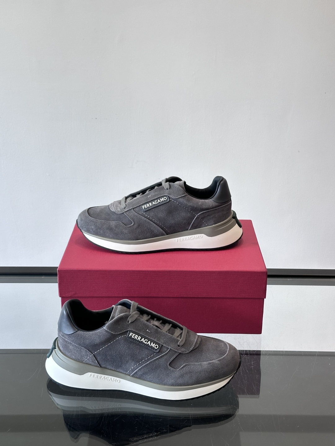 F菲拉格慕男士休闲运动鞋🏋️鞋面选用柔软小牛皮，鞋舌烫金Logo超有辨识度😊。厚底设计，缓震效果好，长时