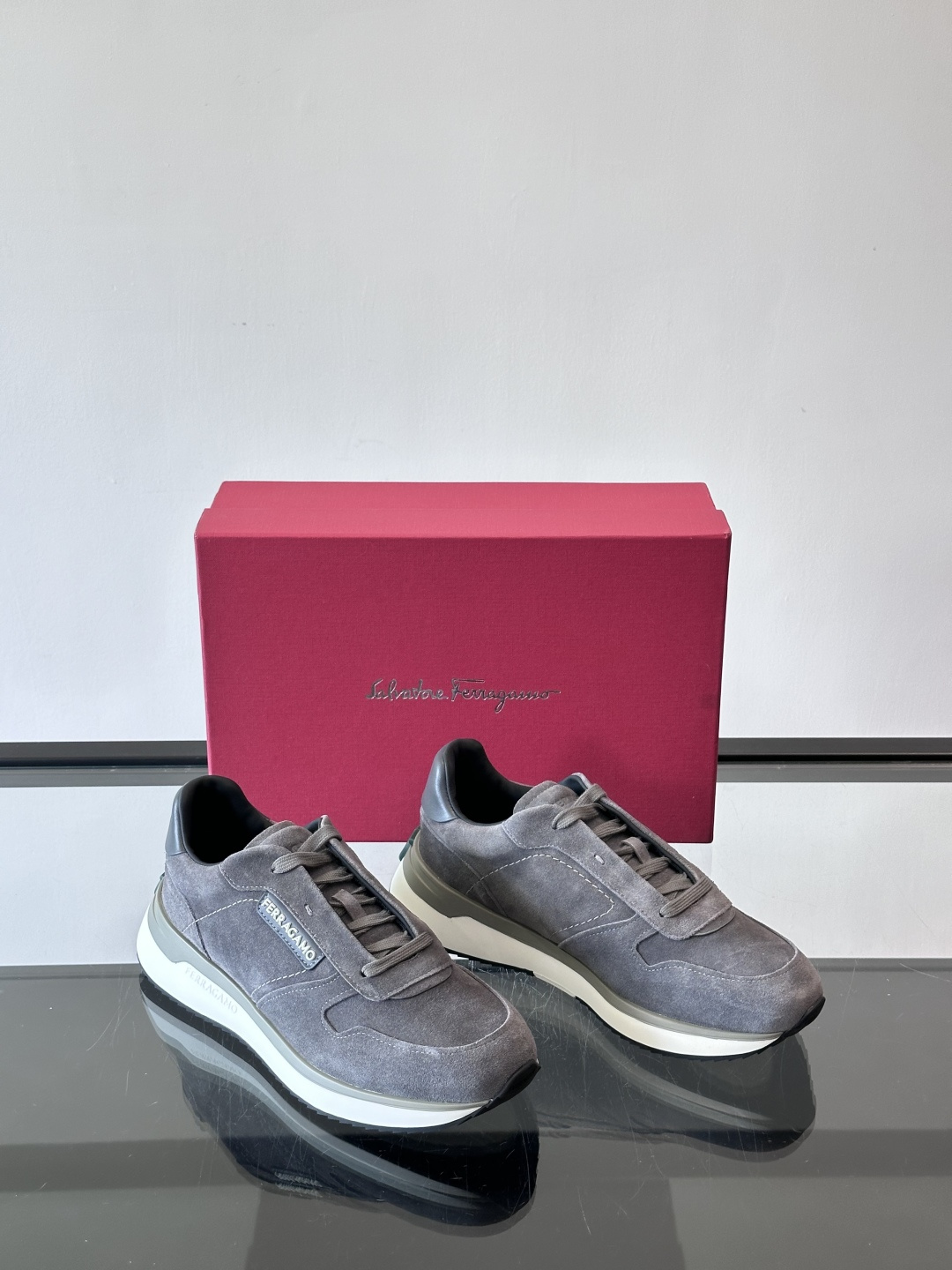 F菲拉格慕男士休闲运动鞋🏋️鞋面选用柔软小牛皮，鞋舌烫金Logo超有辨识度😊。厚底设计，缓震效果好，长时