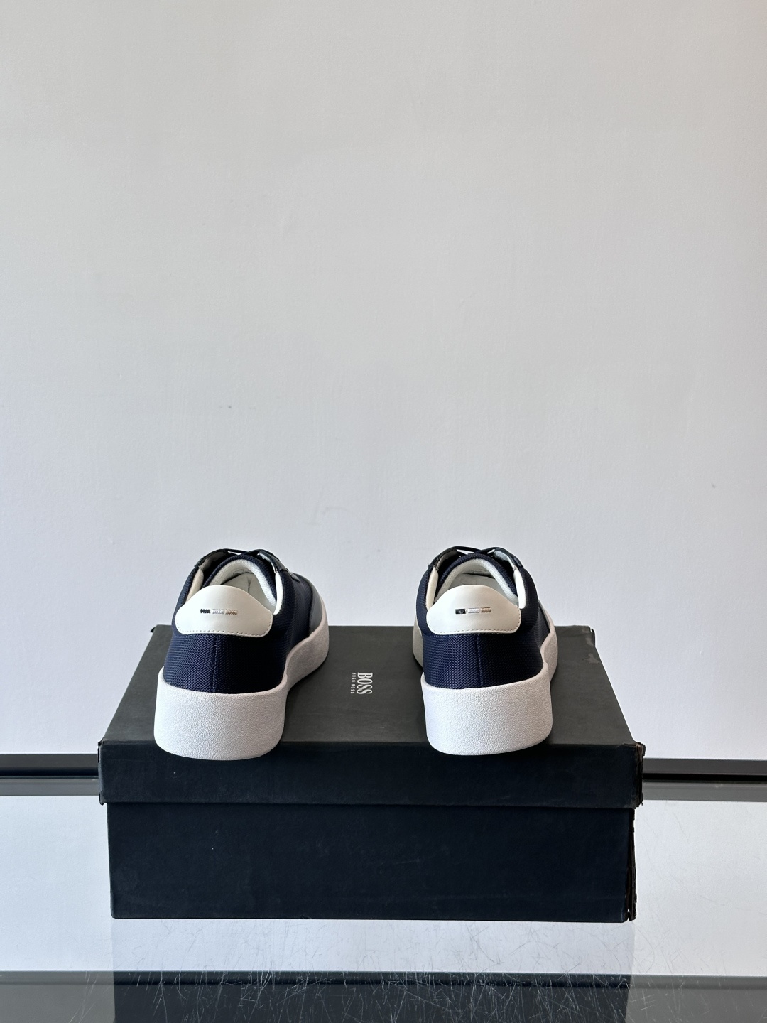 BOSS休闲板鞋，真皮拼接网面，质感细腻又耐用！橡胶鞋底防滑耐磨，日常穿搭超安心。简约设计+经典小白鞋配