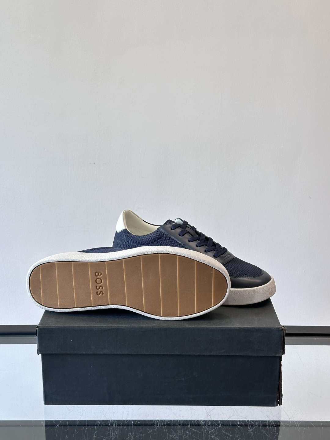 BOSS休闲板鞋，真皮拼接网面，质感细腻又耐用！橡胶鞋底防滑耐磨，日常穿搭超安心。简约设计+经典小白鞋配