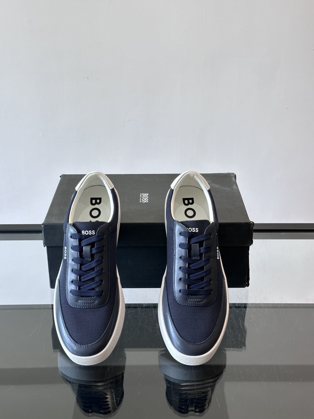 BOSS休闲板鞋，真皮拼接网面，质感细腻又耐用！橡胶鞋底防滑耐磨，日常穿搭超安心。简约设计+经典小白鞋配