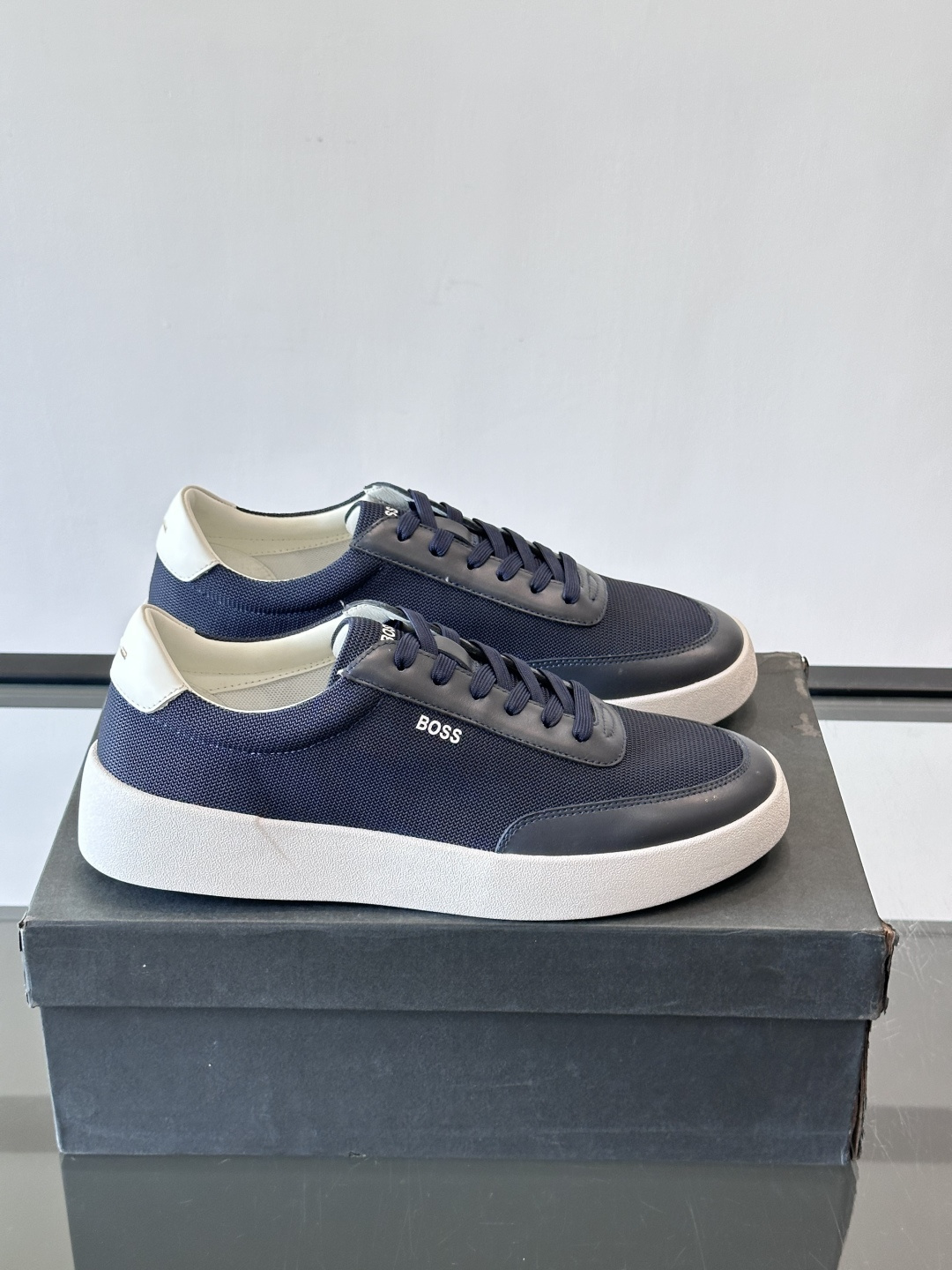 BOSS休闲板鞋，真皮拼接网面，质感细腻又耐用！橡胶鞋底防滑耐磨，日常穿搭超安心。简约设计+经典小白鞋配