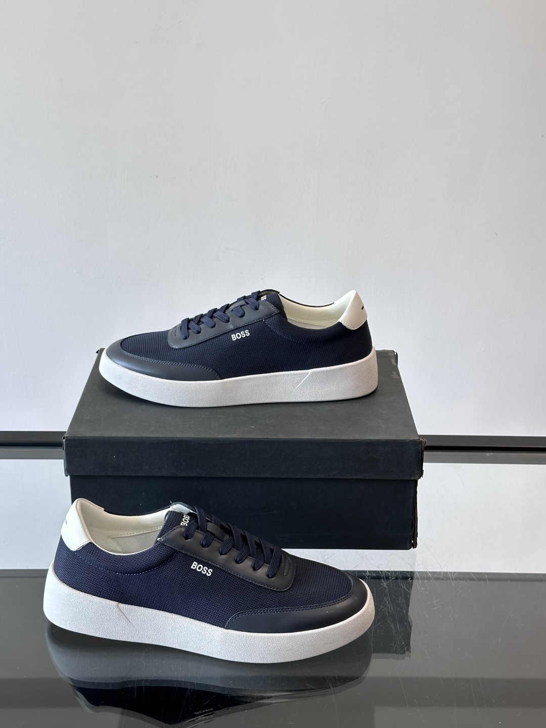 BOSS休闲板鞋，真皮拼接网面，质感细腻又耐用！橡胶鞋底防滑耐磨，日常穿搭超安心。简约设计+经典小白鞋配
