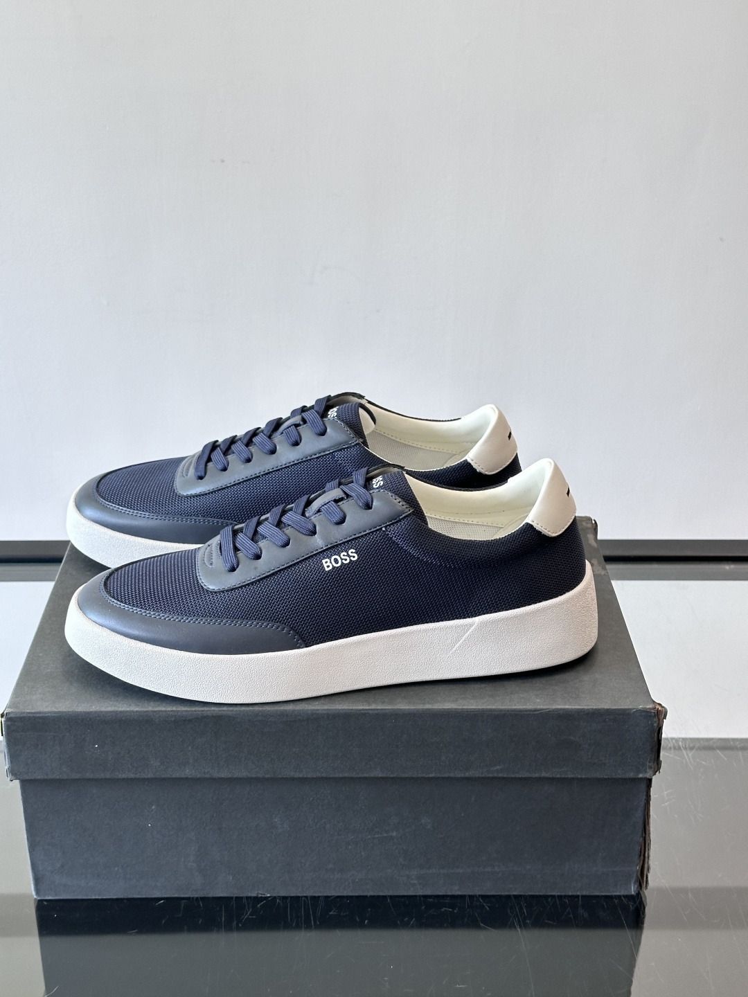 BOSS休闲板鞋，真皮拼接网面，质感细腻又耐用！橡胶鞋底防滑耐磨，日常穿搭超安心。简约设计+经典小白鞋配