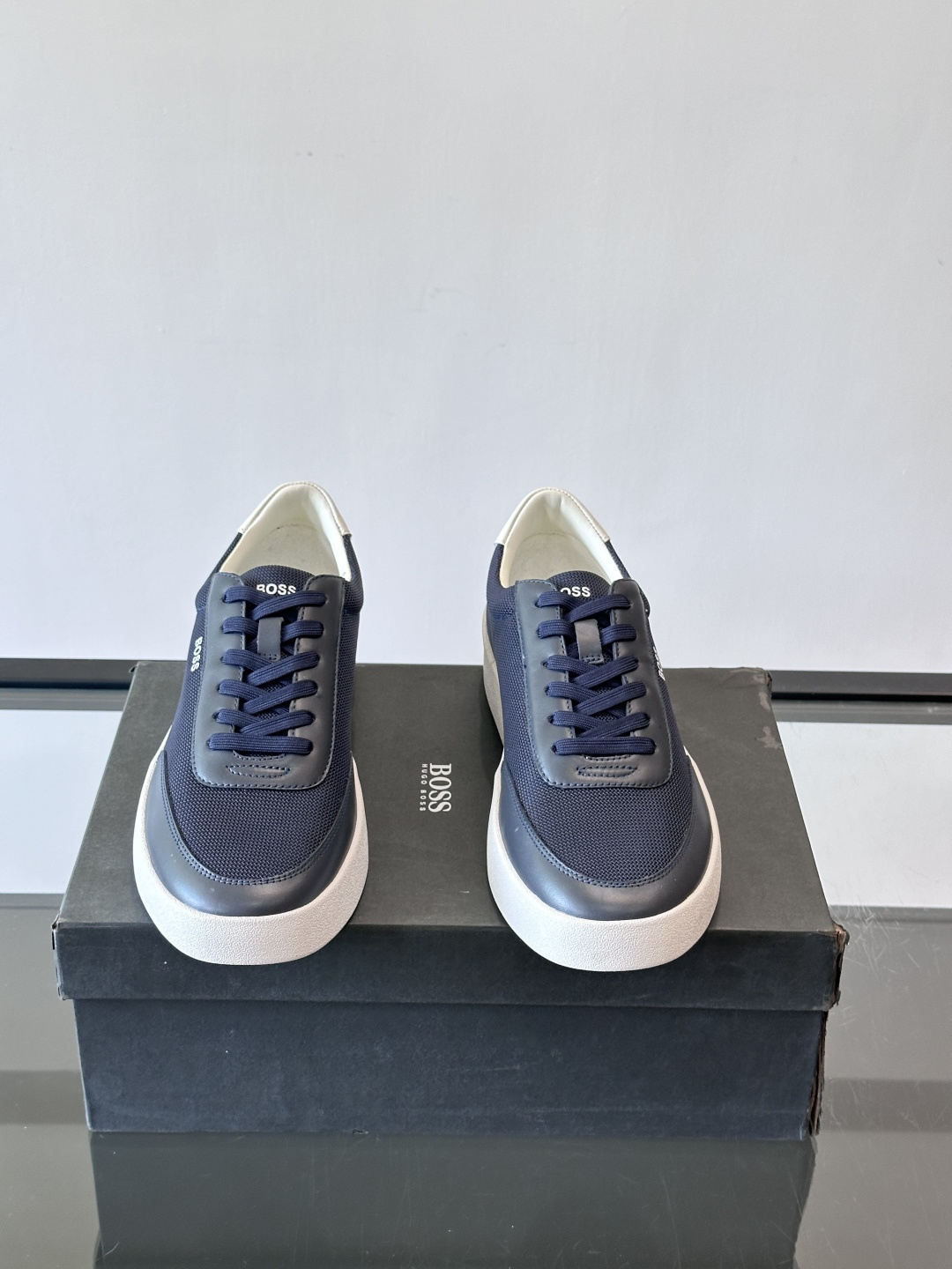 BOSS休闲板鞋，真皮拼接网面，质感细腻又耐用！橡胶鞋底防滑耐磨，日常穿搭超安心。简约设计+经典小白鞋配