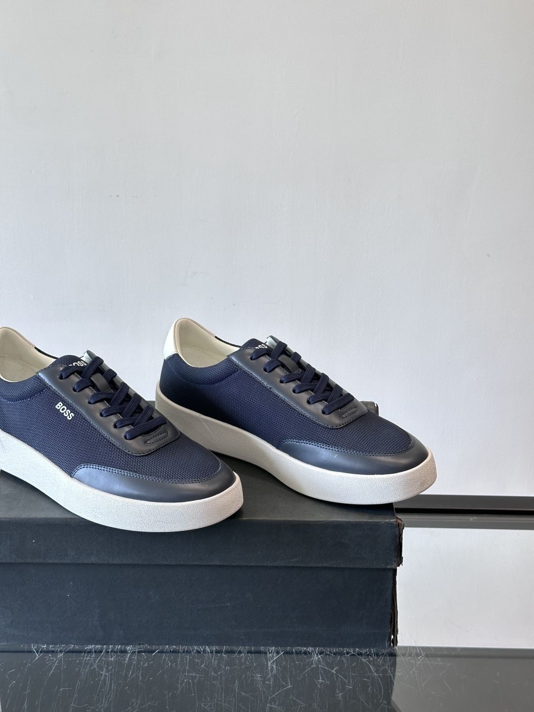 BOSS休闲板鞋，真皮拼接网面，质感细腻又耐用！橡胶鞋底防滑耐磨，日常穿搭超安心。简约设计+经典小白鞋配