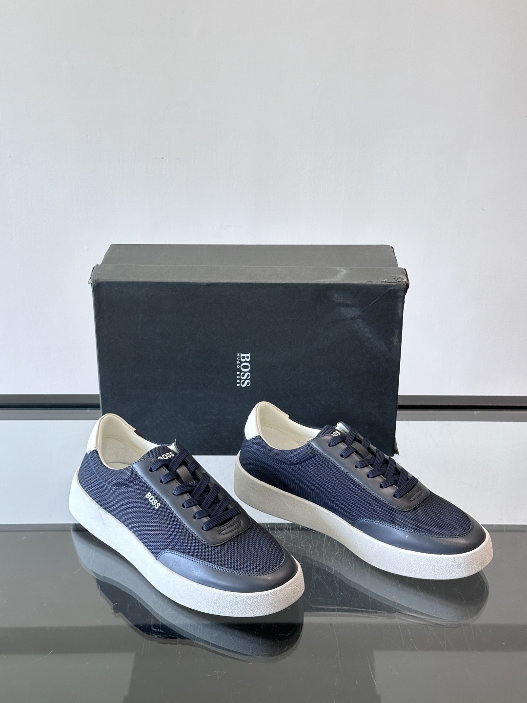 BOSS休闲板鞋，真皮拼接网面，质感细腻又耐用！橡胶鞋底防滑耐磨，日常穿搭超安心。简约设计+经典小白鞋配