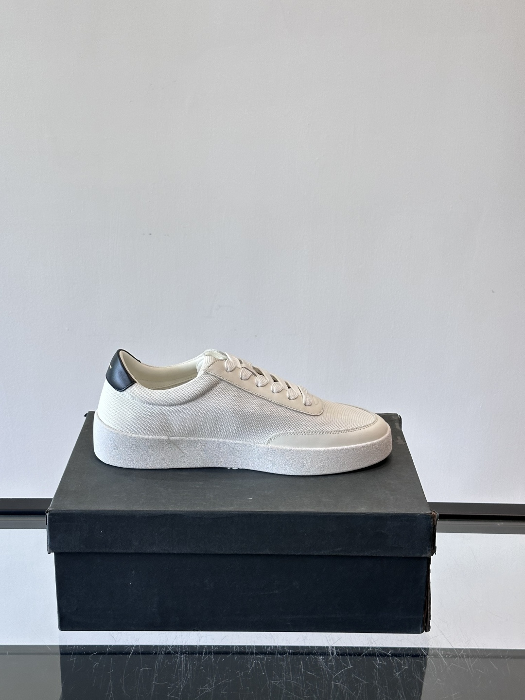 BOSS休闲板鞋，真皮拼接网面，质感细腻又耐用！橡胶鞋底防滑耐磨，日常穿搭超安心。简约设计+经典小白鞋配