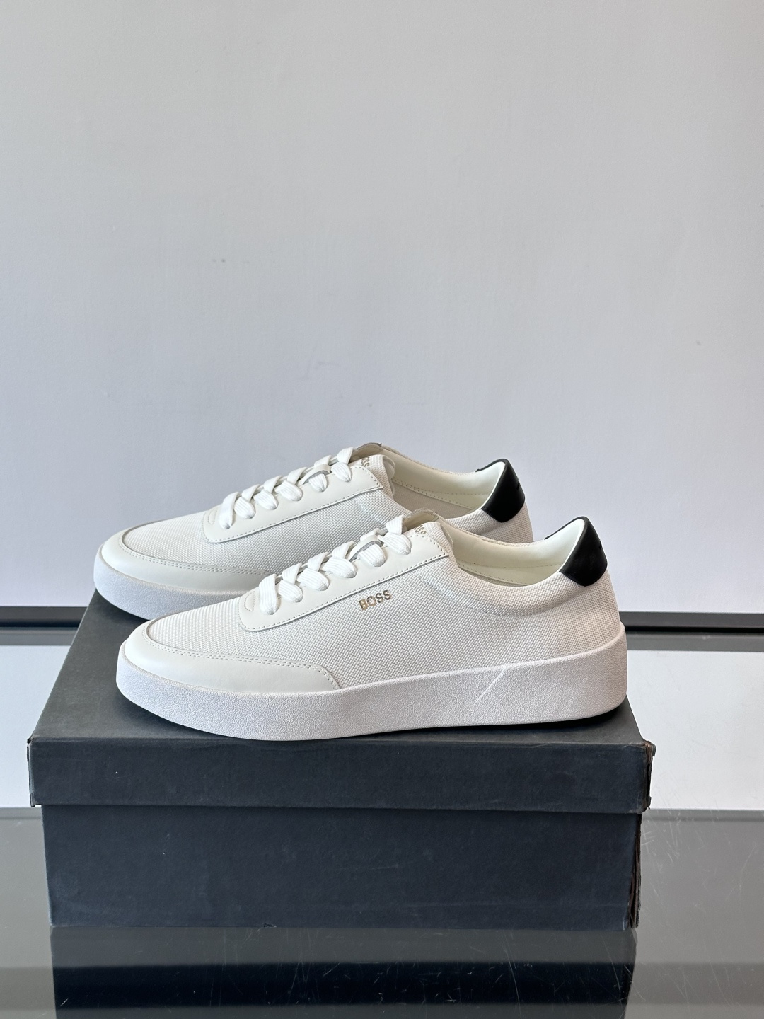 BOSS休闲板鞋，真皮拼接网面，质感细腻又耐用！橡胶鞋底防滑耐磨，日常穿搭超安心。简约设计+经典小白鞋配
